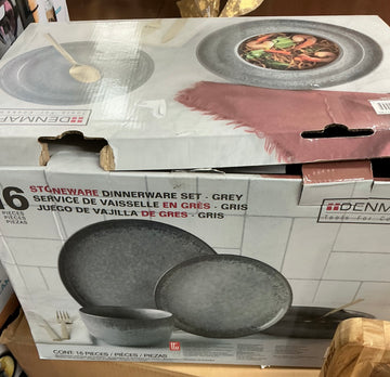 Denmark 16-piece Dinnerware Set  - MISSING 1 Bowl