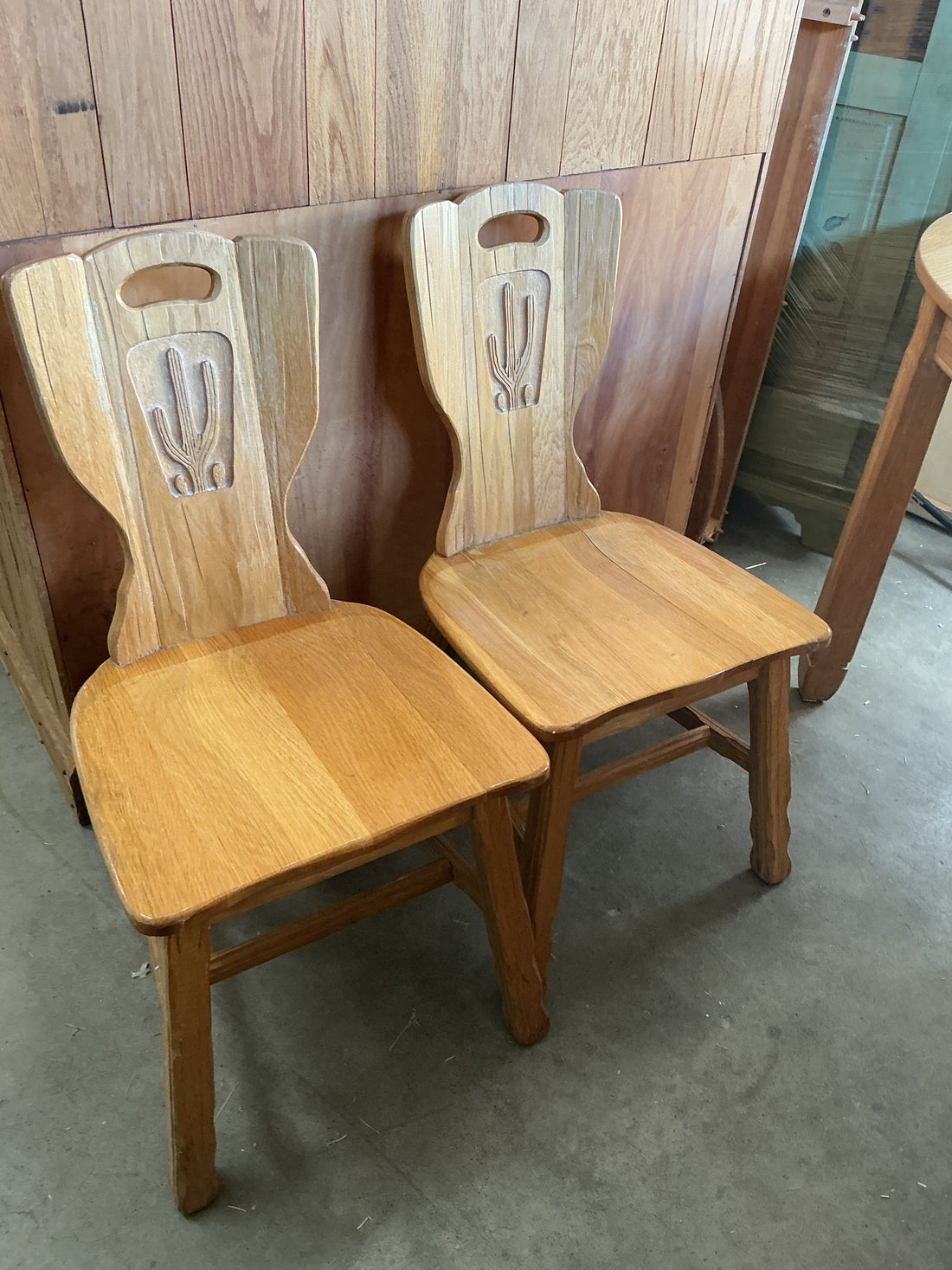 Brandt Ranch Oak Round Ext Table with 6 Chairs  & 3 Leafs