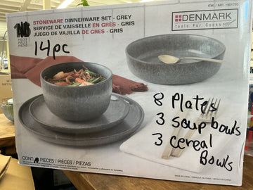 Denmark 14-piece Dinnerware Set  - MISSING 2 Bowls