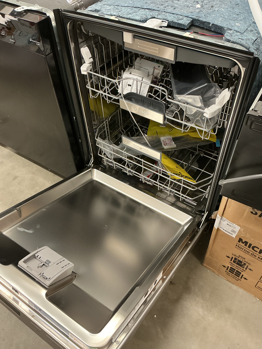 Bosch 800 Series 24” Dishwasher SHP9PCM5N/34
