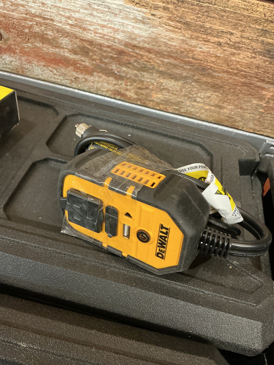 Dewalt 140 watt portable power inverter for car w/usb DXAEPI140