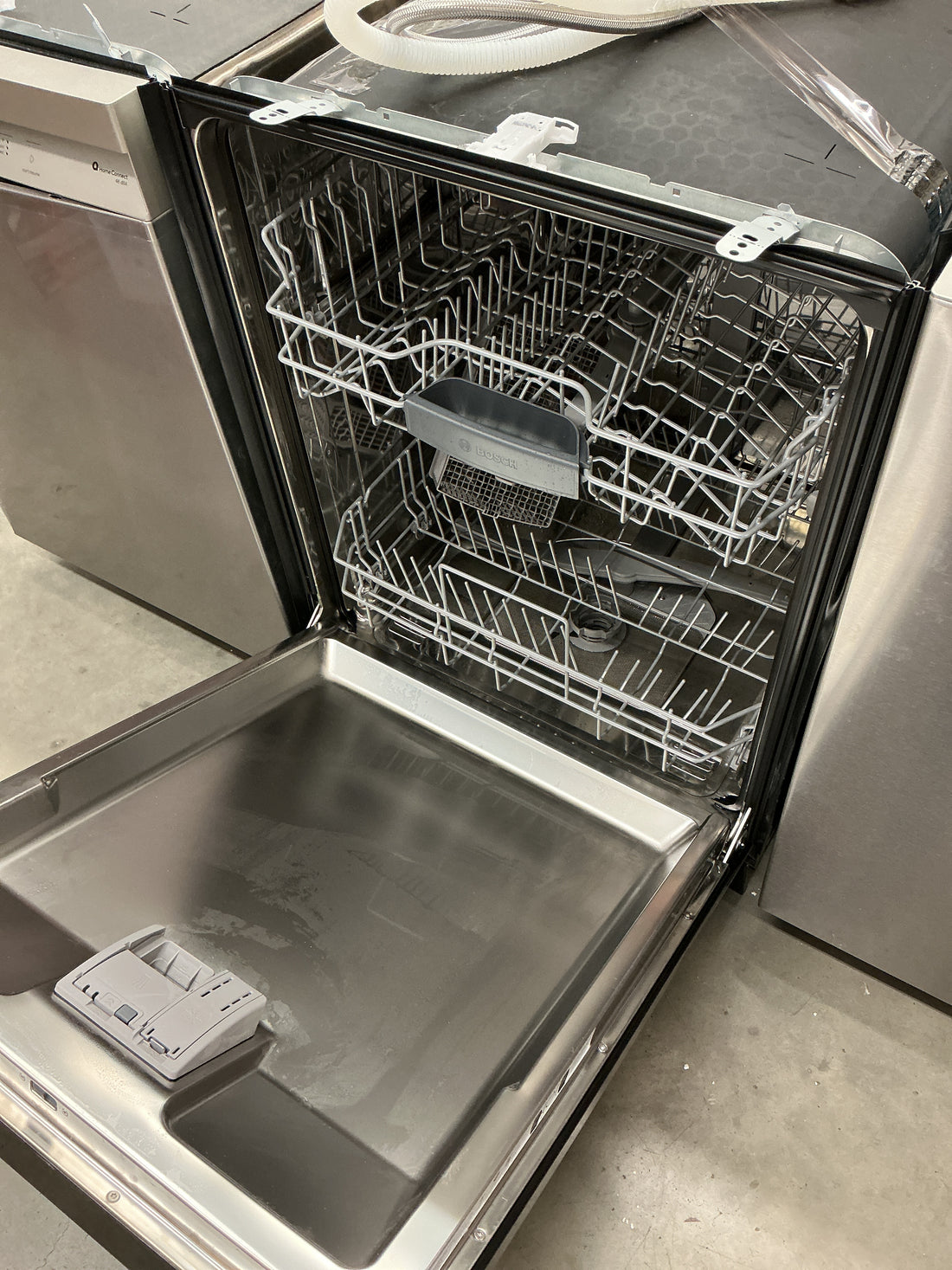 Bosch 100 Series 24” Front Control Dishwasher SHE41CM6N/39