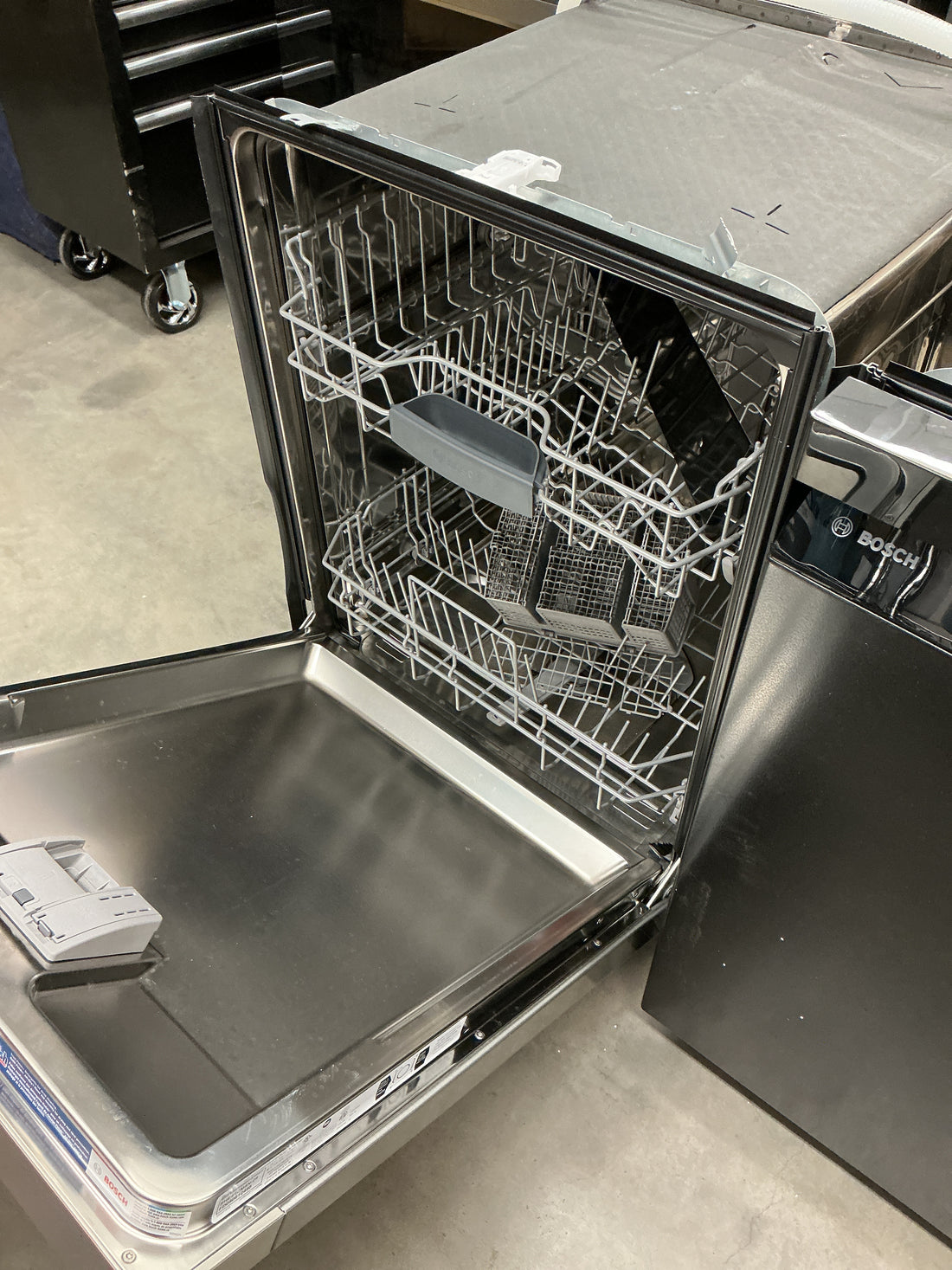Bosch 100 Series 24” Front Control Dishwasher SHE41CM6N/29