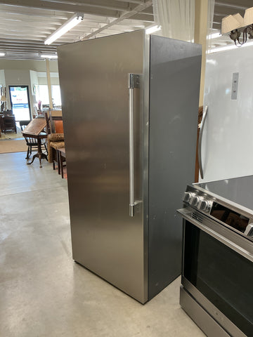 Fridgidaire 19 cu ft Single Door Upright Freezer FPFU19F8WF , 32 7/8”Wx27”Dx72”H