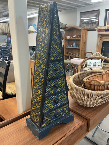 Chinoiserie-style lacquered wood obelisk chest with four drawers